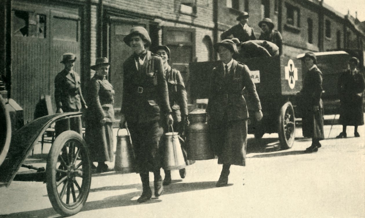 第一次世界大战，妇女预备役人员将牛奶运送到医院，c1914-1918，c1920。 作者 不明