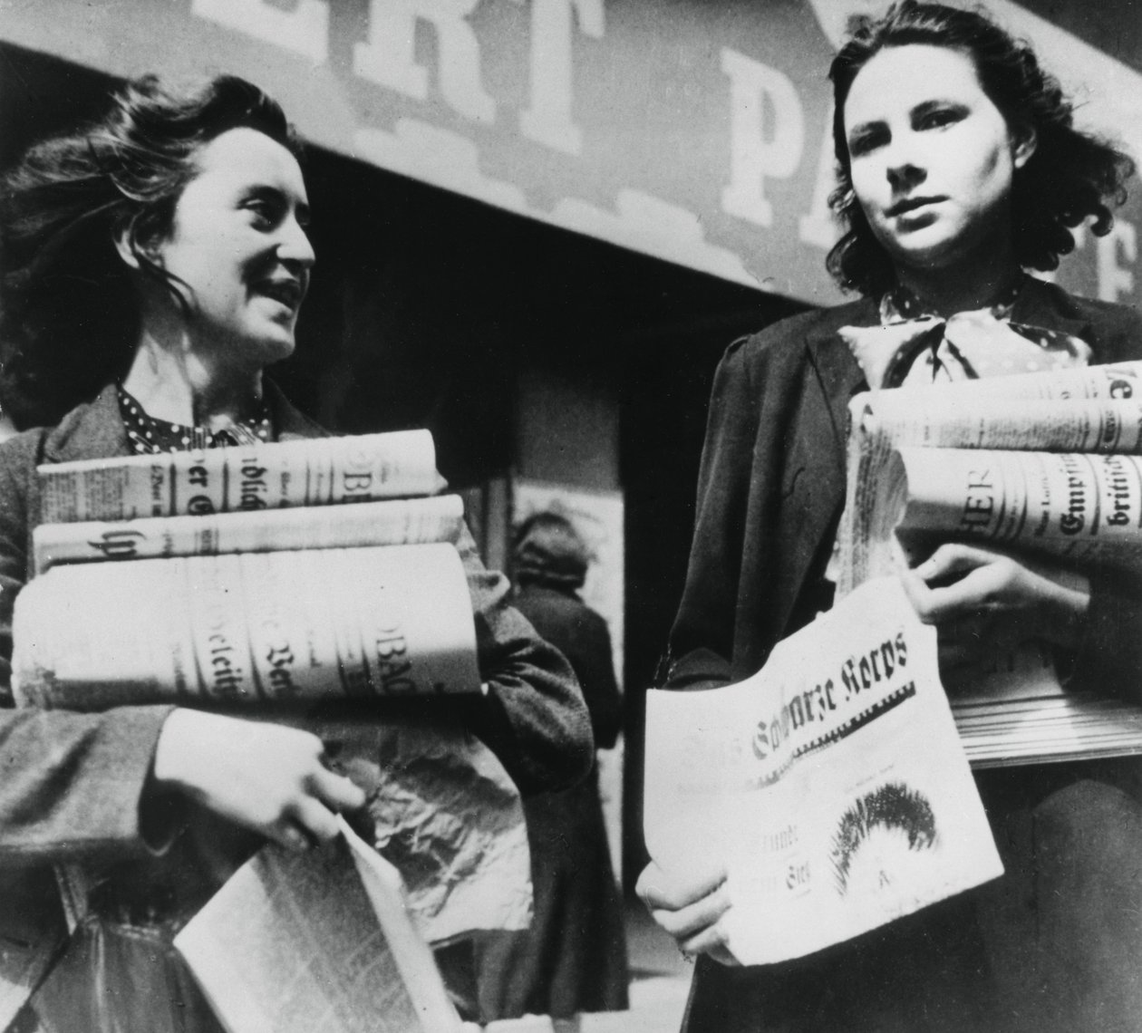 卖德国报纸的妇女，1940年7月19日在德国占领的巴黎 作者 不明