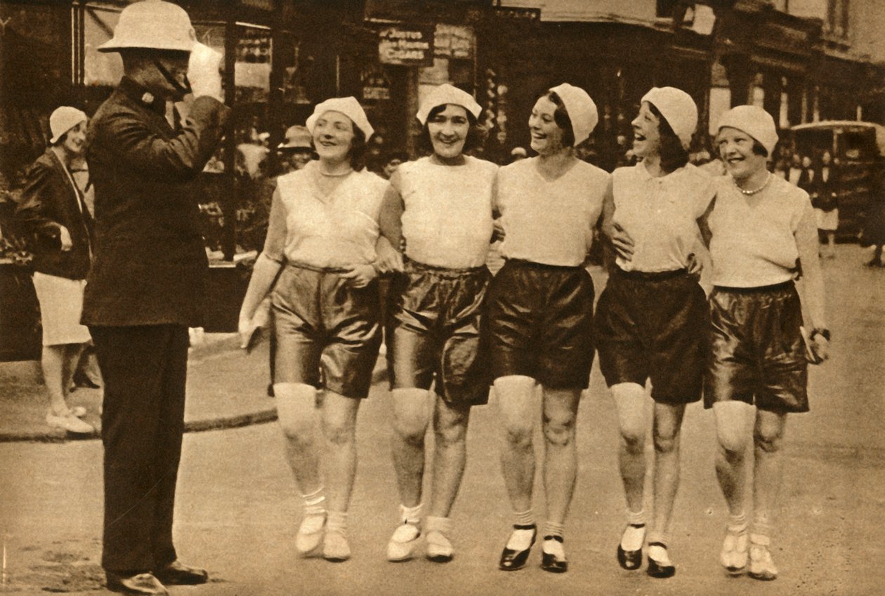 妇女穿着短裤，1930年，1933年。 作者 不明
