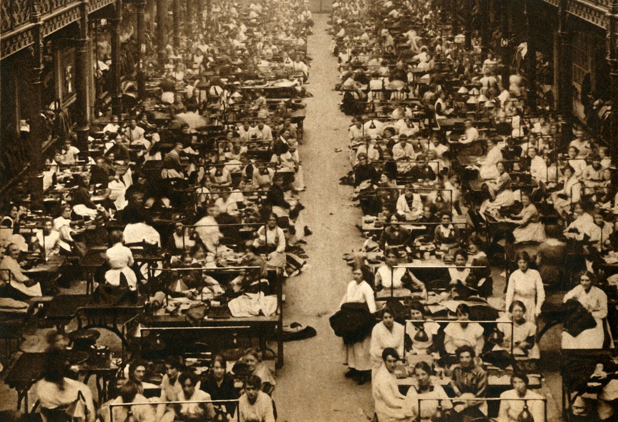 第一次世界大战皇家军队服装工厂的妇女，1914-1918年，1933年。 作者 不明