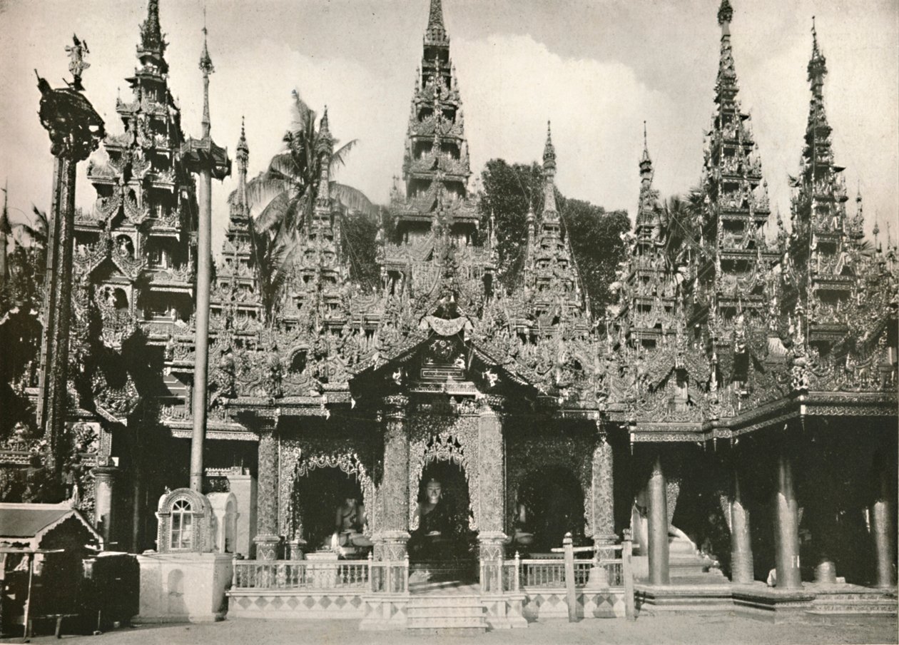 1900年，仰光瑞达贡塔塔上的木雕神社与玻璃马赛克作品。 作者 不明