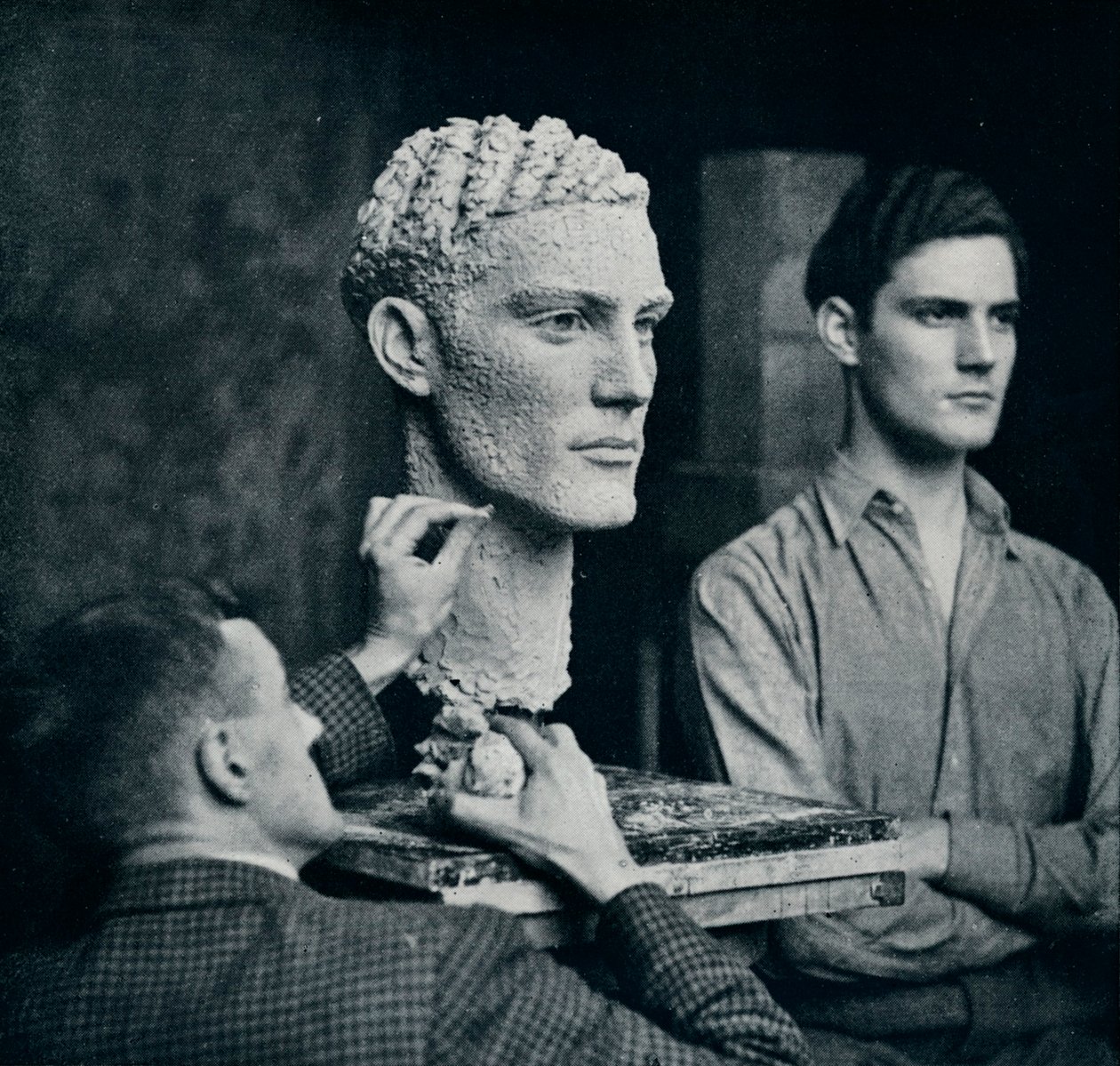 在邓肯·古思里先生的肖像上工作，c1935年 作者 不明