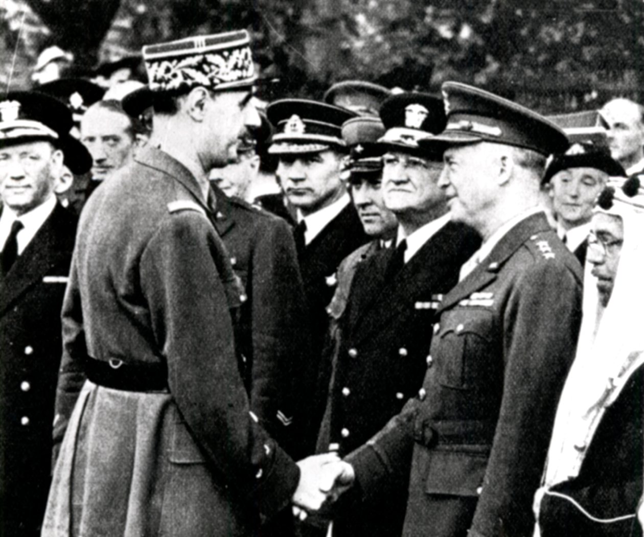 第二次世界大战：戴高乐向艾森豪威尔致敬，1944年 作者 不明