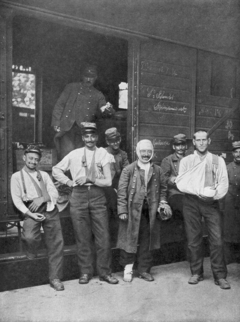 1914年乘火车前往法国的医院时，受伤的法国士兵 作者 不明
