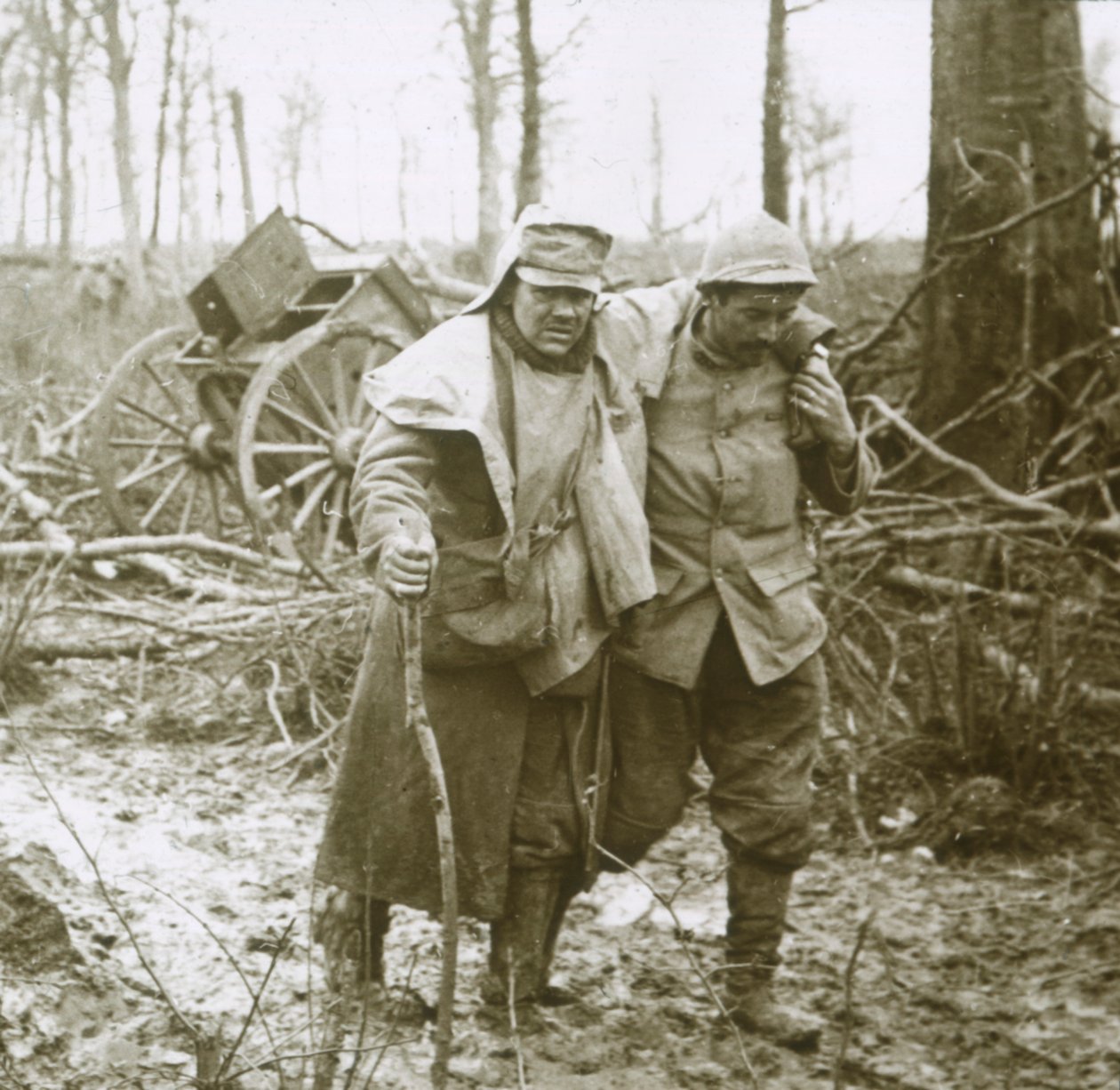 1916年法国北部凡尔登的受伤士兵 作者 不明