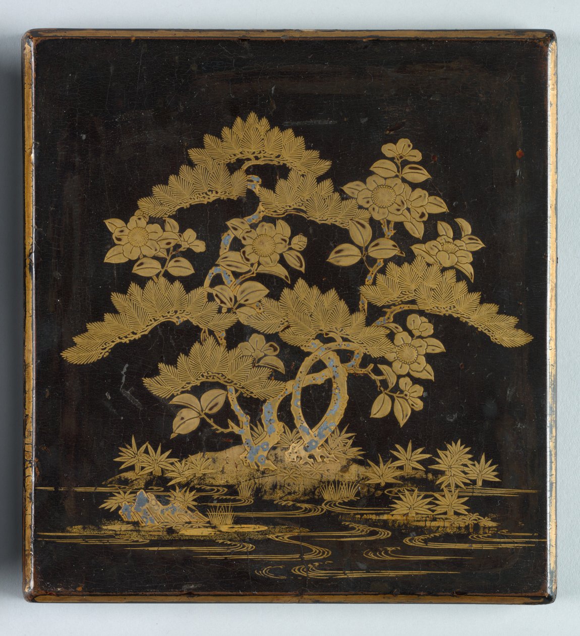 带有松木，茶花和竹制盖设计的信箱Suzuribako，1400年代。 作者 不明