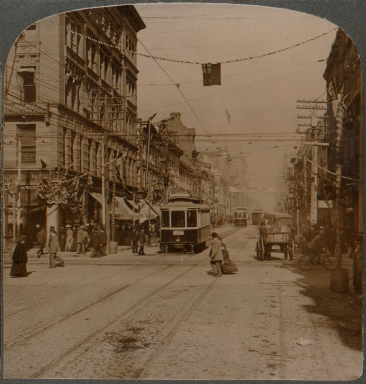央街（Yonge St.），从国王街（King St.）向北看，国王街是加拿大多伦多繁忙的市中心，1904年 作者 不明