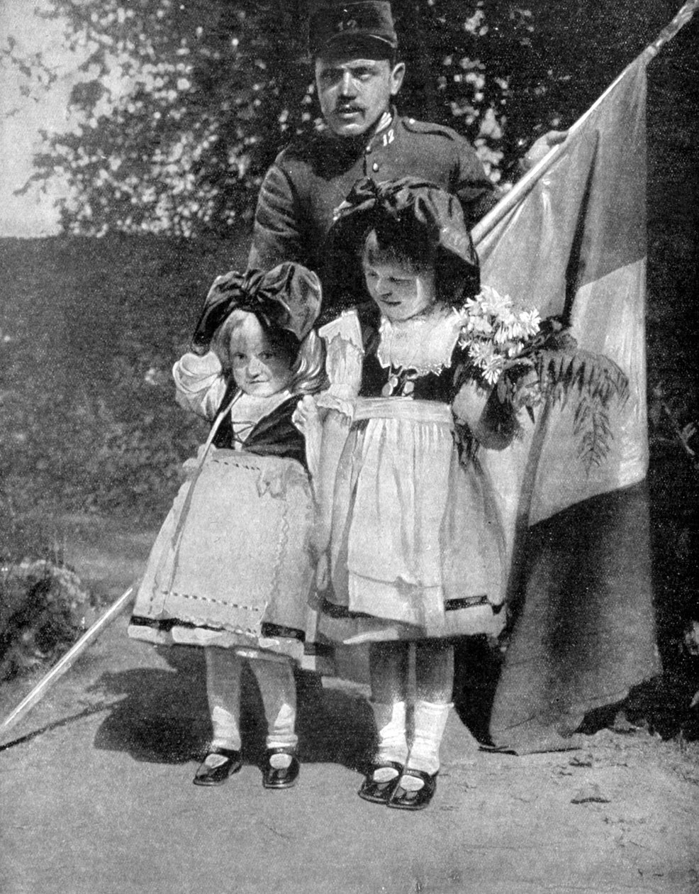第一次世界大战，1915年，阿尔萨斯幼童与法国士兵穿着传统服装 作者 不明