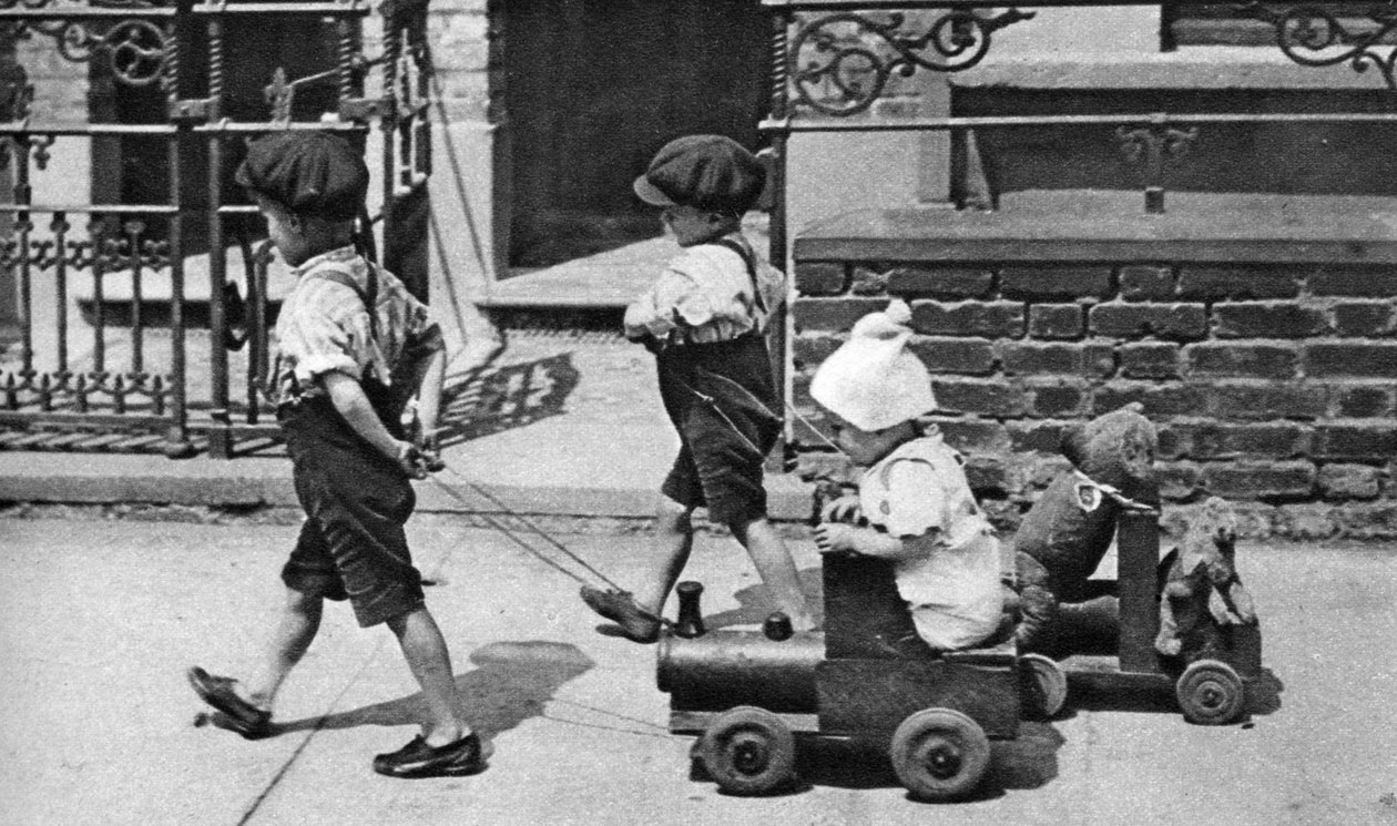 年幼的孩子在街上玩耍，伦敦，1926-1927年 作者 不明