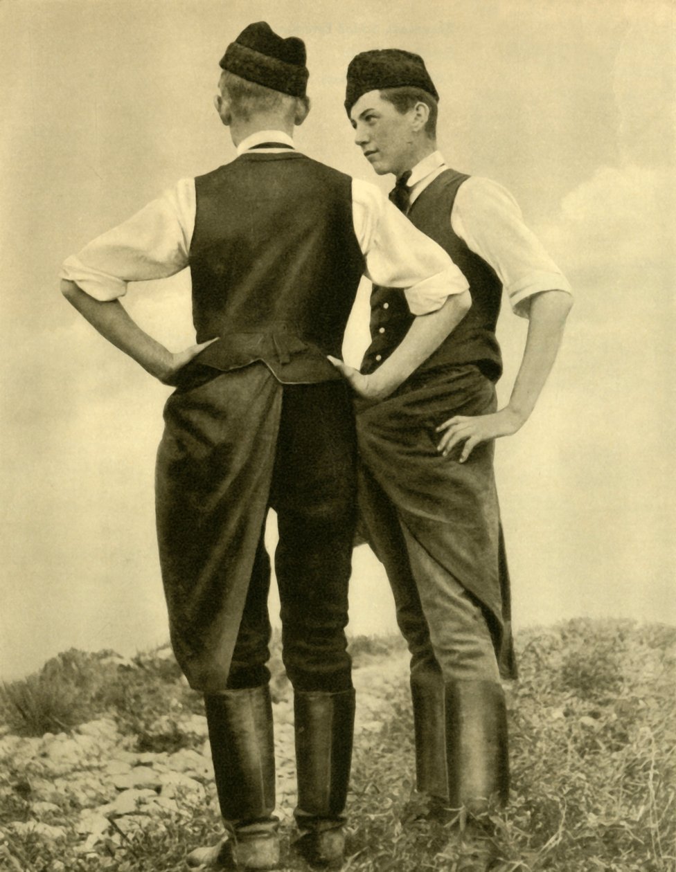 身着传统服装的年轻人，布尔根兰州，奥地利，c1935年。 作者 不明