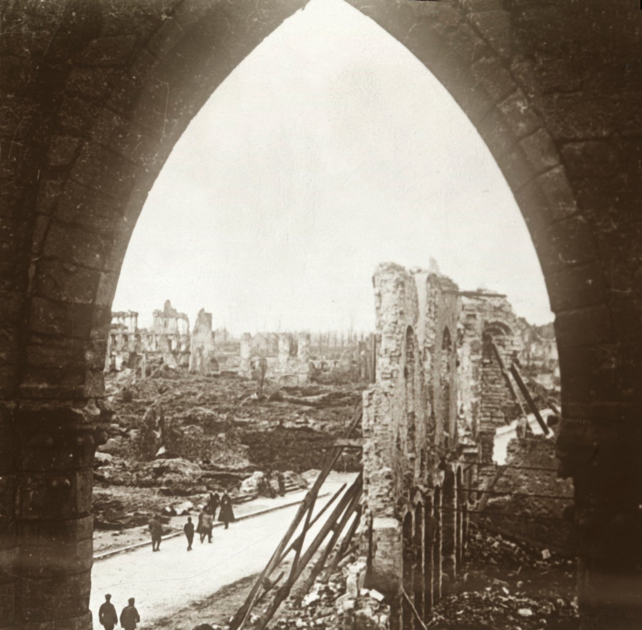 废墟中的伊普尔（Ypres），比利时富兰德（C1914-C1918） 作者 不明