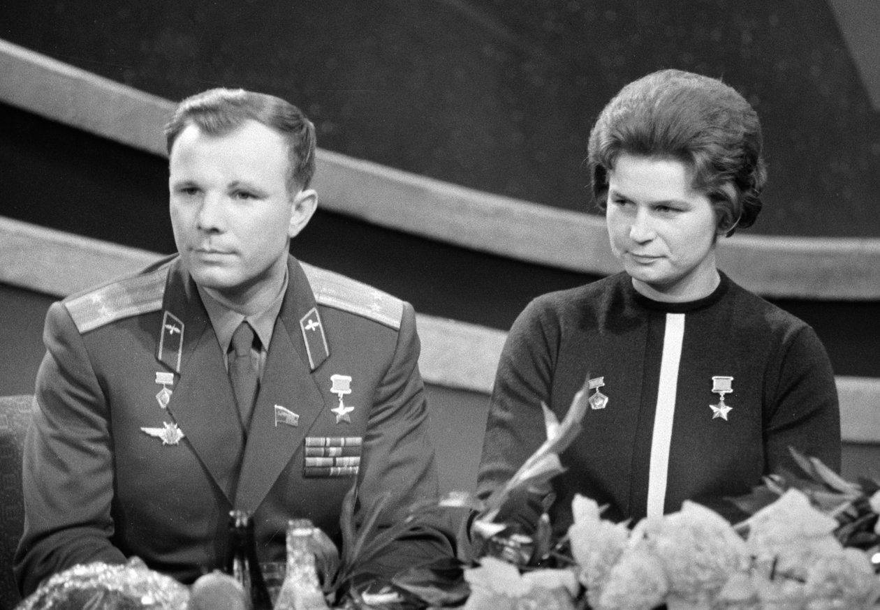 俄国宇航员尤里·加加林（Yuri Gagarin）和瓦伦蒂娜·特列什科娃（Valentina Tereshkova），1963年 作者 不明