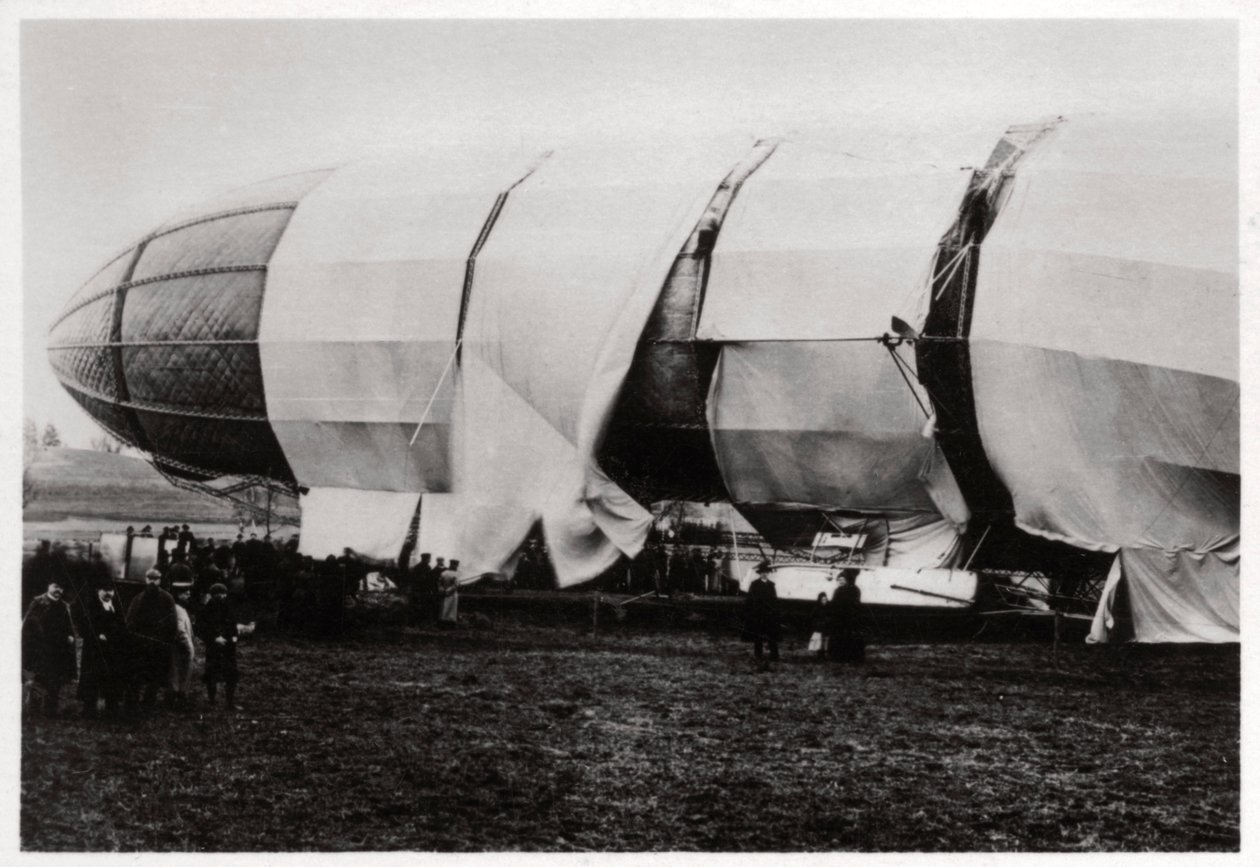 齐柏林飞艇LZ2毁灭之后，1906年1933年 作者 不明
