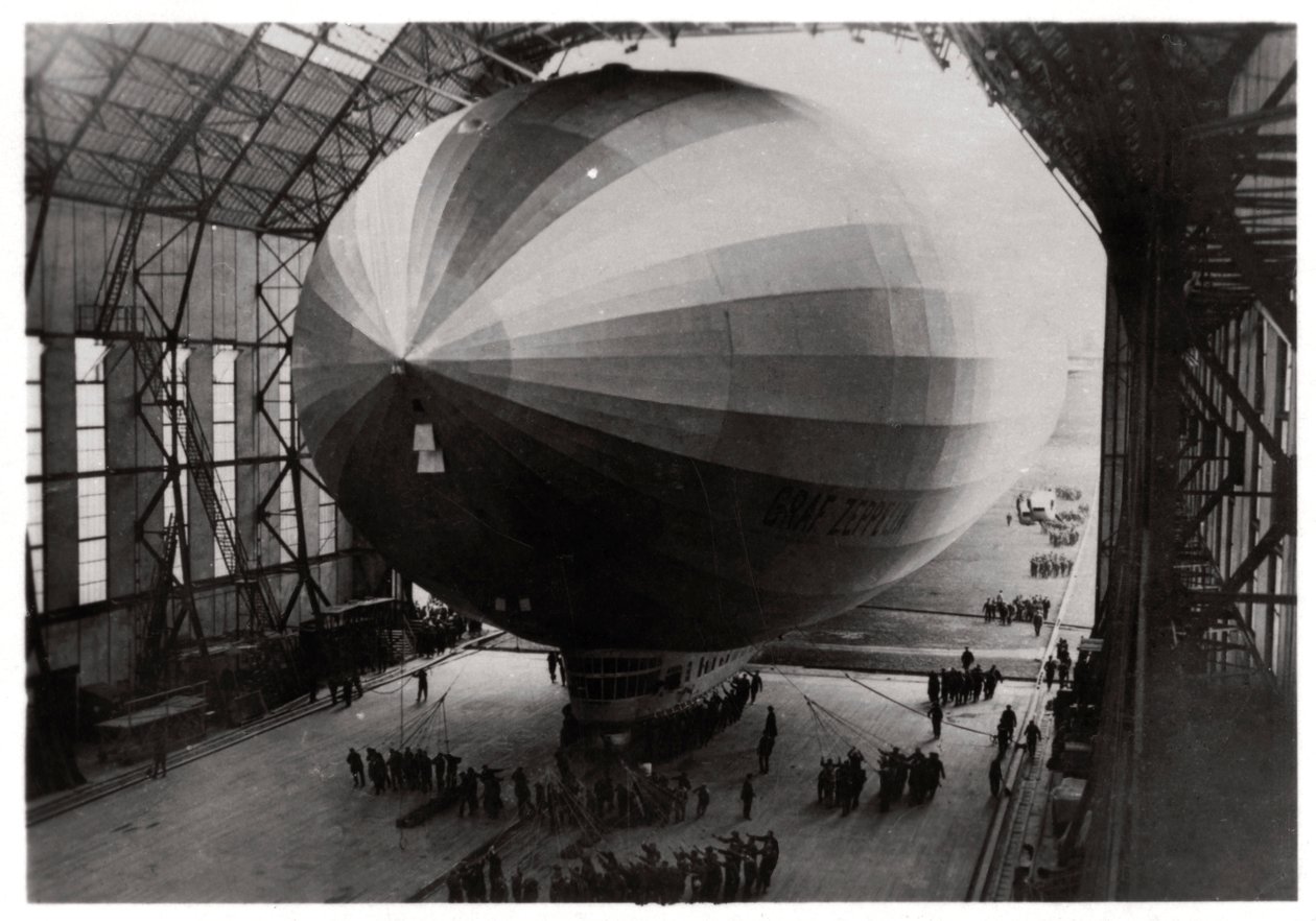 Zeppelin LZ 127 Graf Zeppelin进入机库，1933年 作者 不明