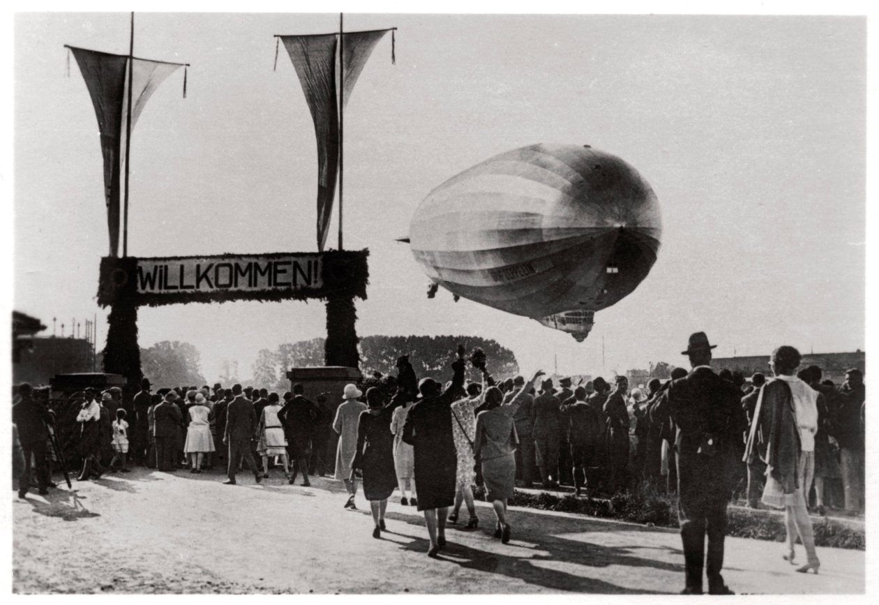 齐柏林飞艇LZ 127齐柏林飞艇降落在德国腓特烈港，1933年 作者 不明