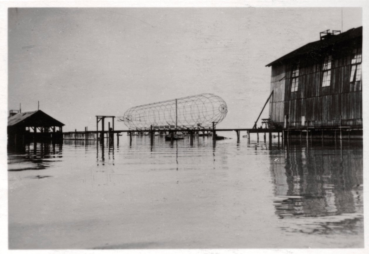 齐柏林飞艇LZ 6正在建造中，德国，1909年，1933年 作者 不明