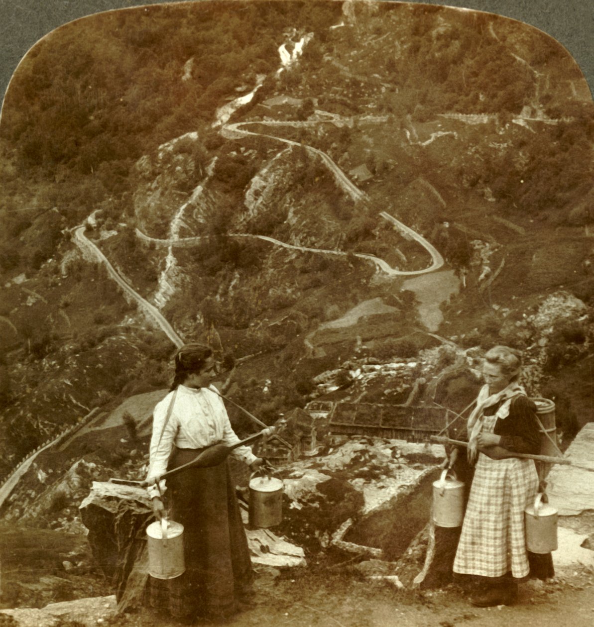 著名的Grjotlid路的曲折曲折-山牛奶少女在Marok附近，挪威，大约1905年。 作者 不明