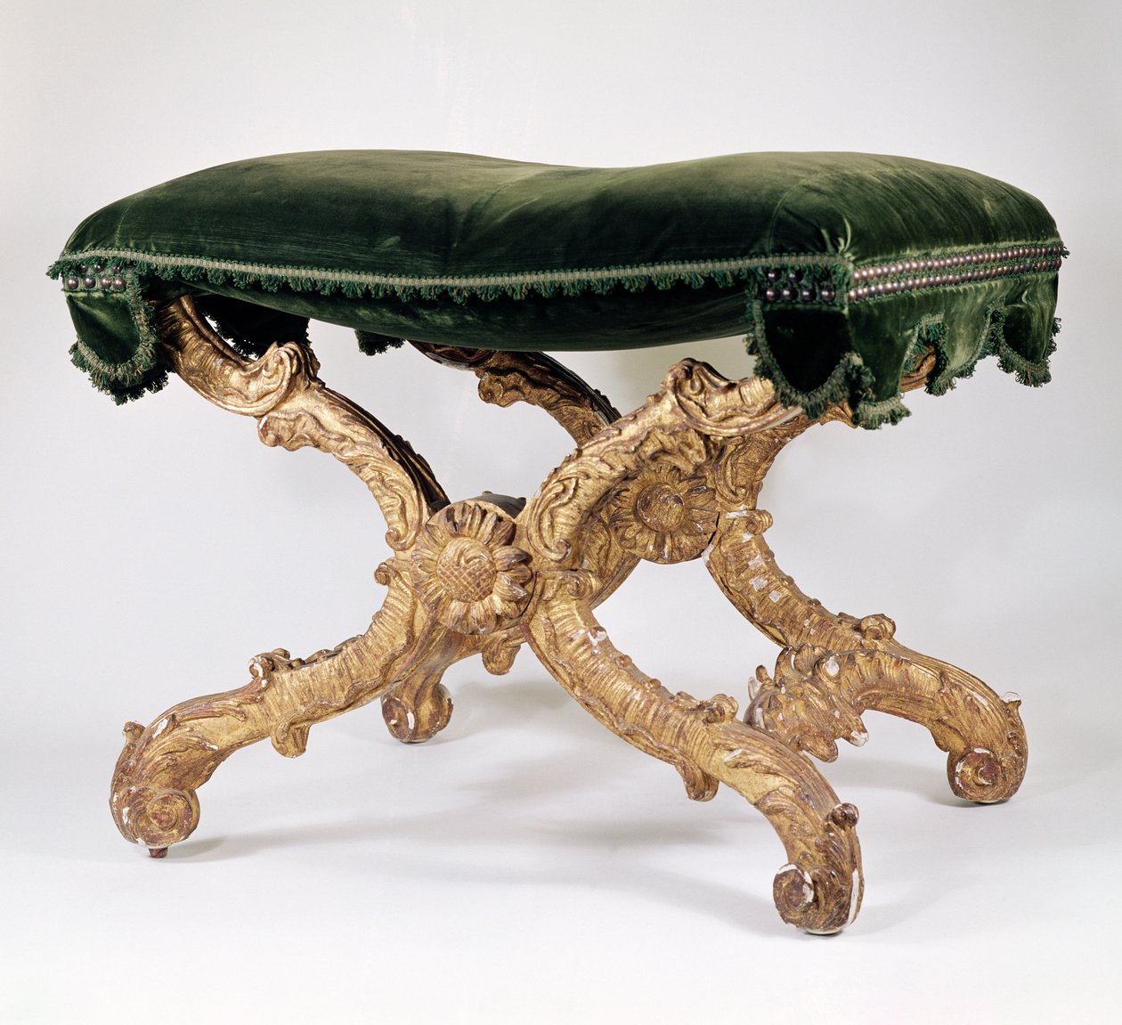 French Regency（1700-1720）X-frame凳子，带有软垫座椅的镀金木，叶子和火焰图案，交叉路口的向日葵 作者 未知未知