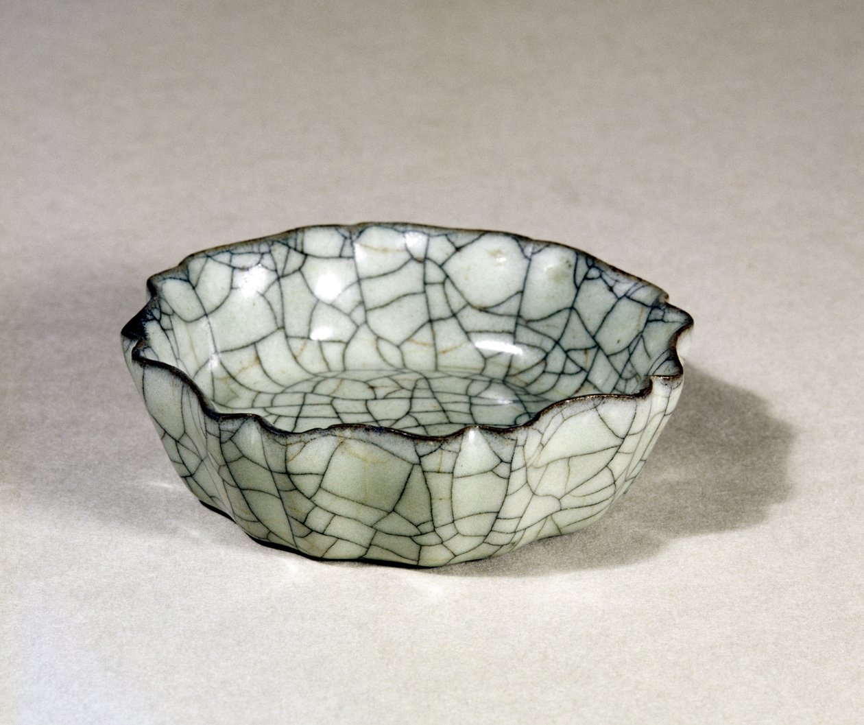 Sung Dynasty（960-1279）Kuan洁具刷子，有八个叶片和扇形边缘 作者 未知未知