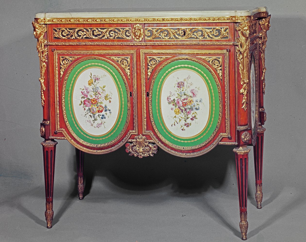 路易十六内阁，印有M.Carlin JME，装饰有ormolu和Sevres牌匾，c.1774 作者 未知未知