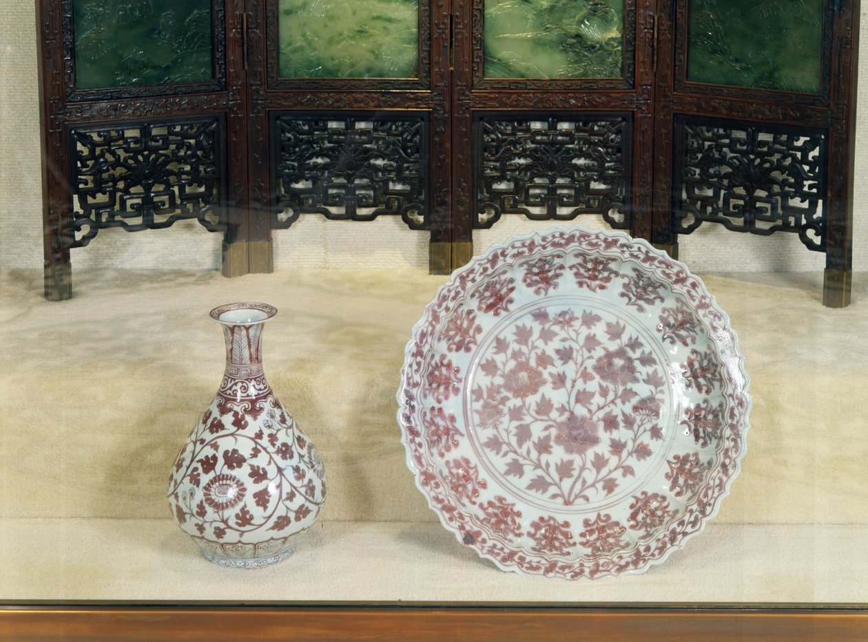 梨形瓶装饰在釉下红色与滚动菊花枝，洪武时期（1368-98） 作者 未知未知