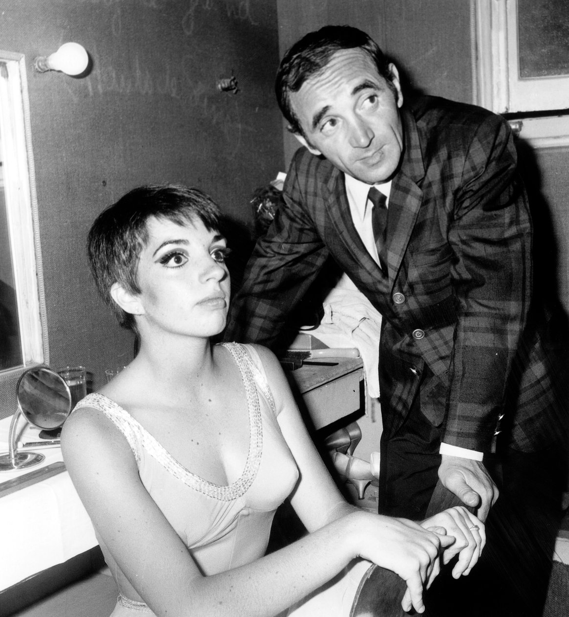 1966年5月16日，法国歌手Charles Aznavour在奥林匹亚后台祝贺Liza Minnelli 作者 未知未知