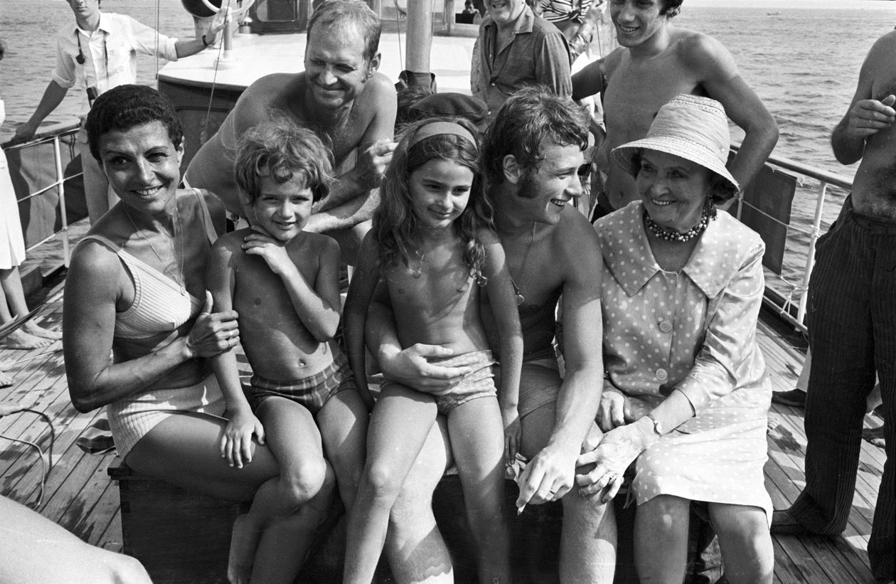 法国歌手约翰尼·哈利戴（Johnny Hallyday）1967年在法国里维埃拉与他的表弟德斯塔（Destous）一起度假 作者 未知未知