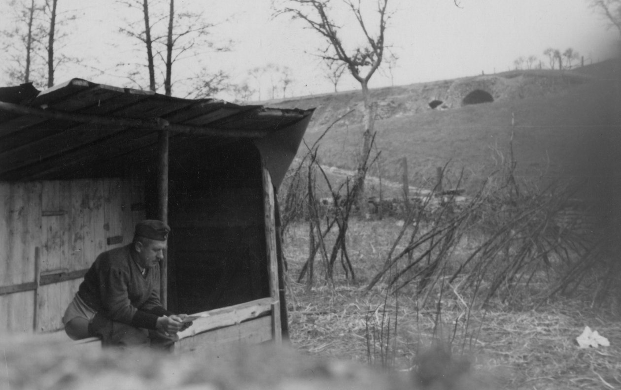 一名士兵使用厕所，1942年 作者 未知未知