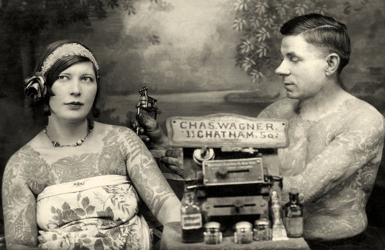 Charles Wagner用他新获得专利的纹身机纹身客户。 c.1905 作者 未知未知