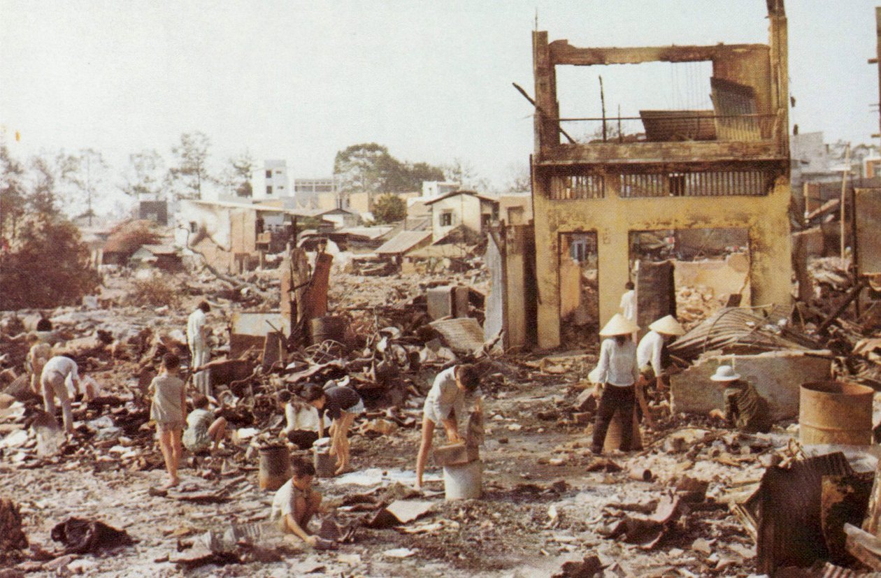 平民在Cholon的废墟中排序，Cholon是西贡遭受严重破坏的中国部分，Tet Offensive，越南战争，1968年 作者 未知未知