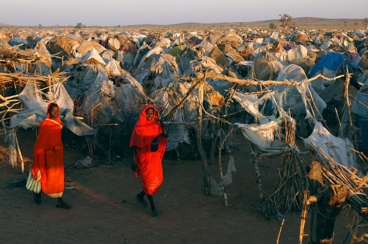 穿着鲜红色的衣服，妇女们穿过奥塔什营地为国内流离失所者 作者 未知未知