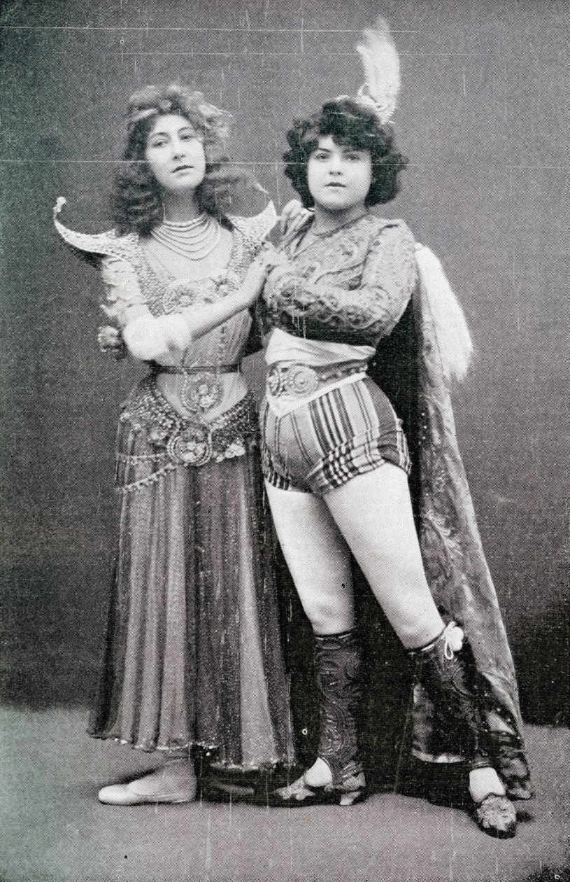 Liane de Pougy和她的服务员Lallie Pernod一起出现在伦敦皇宫剧院的印度女神“La Yakcha”，1901年 作者 未知未知