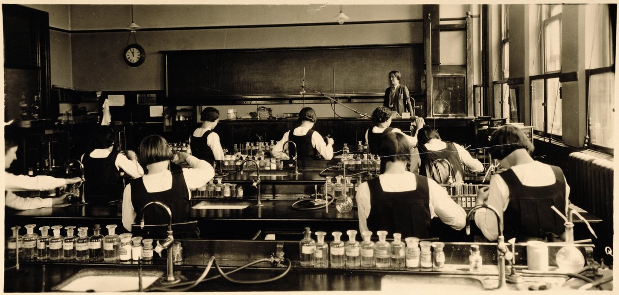 1936年伦敦文法女子学校的科学课 作者 未知未知