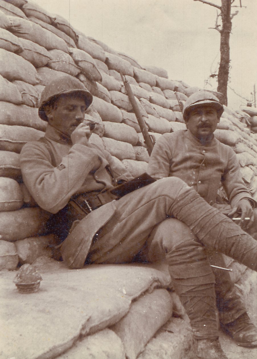 两名士兵在战壕中吸烟，第一次世界大战，1914-18 作者 未知未知