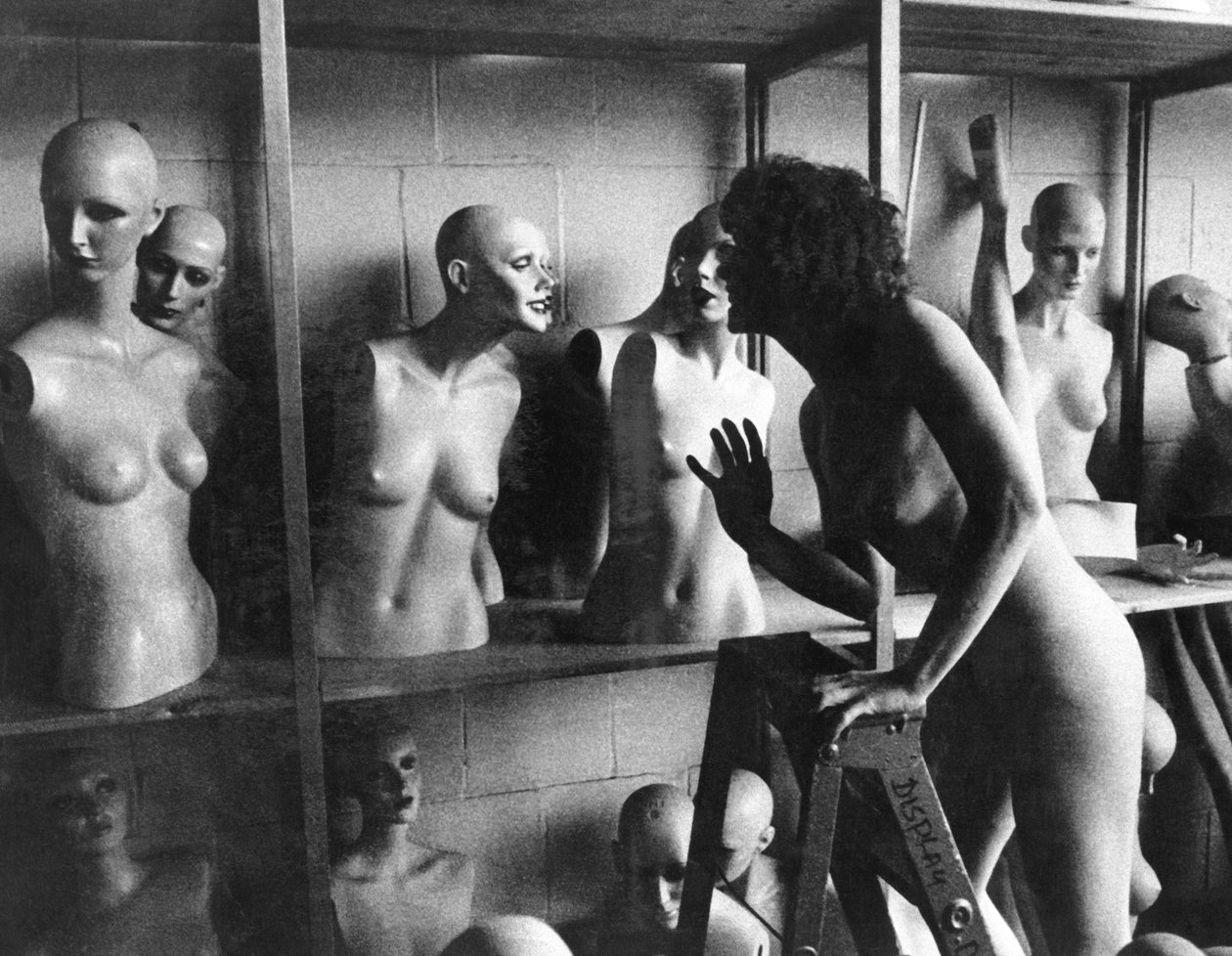美国：c.1966梯子上的裸体女人与人体模特头聊天。 作者 未知未知