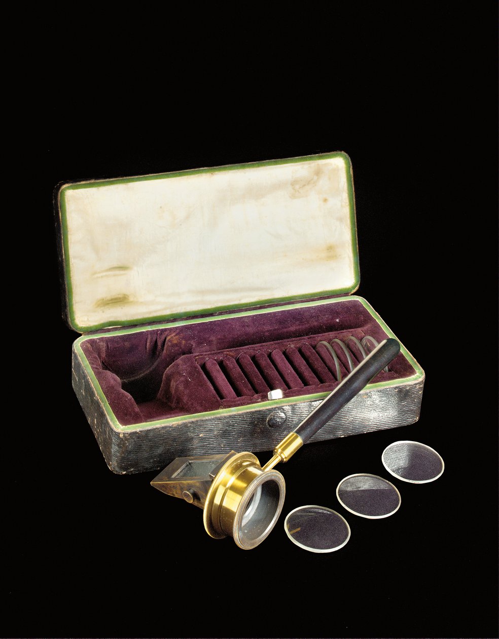 罕见的早期亥姆霍兹（Helmholtz）模式检眼镜，约c.1852（黄铜和乌木乐器，内衬人造革皮的玻璃镜片） 作者 不明