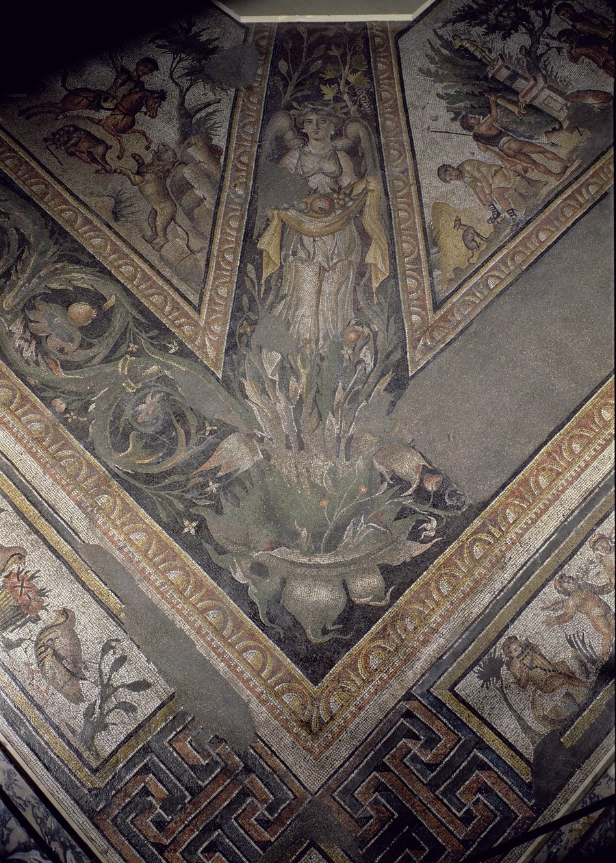 Allegorical figure of Autumn, detail of a mosaic pavement depicting the seasons and hunting scenes, from the Constantinian Villa at Daphne, Roman, c.325-330 AD (marble, limestone and glass mosaic) 作者 不明