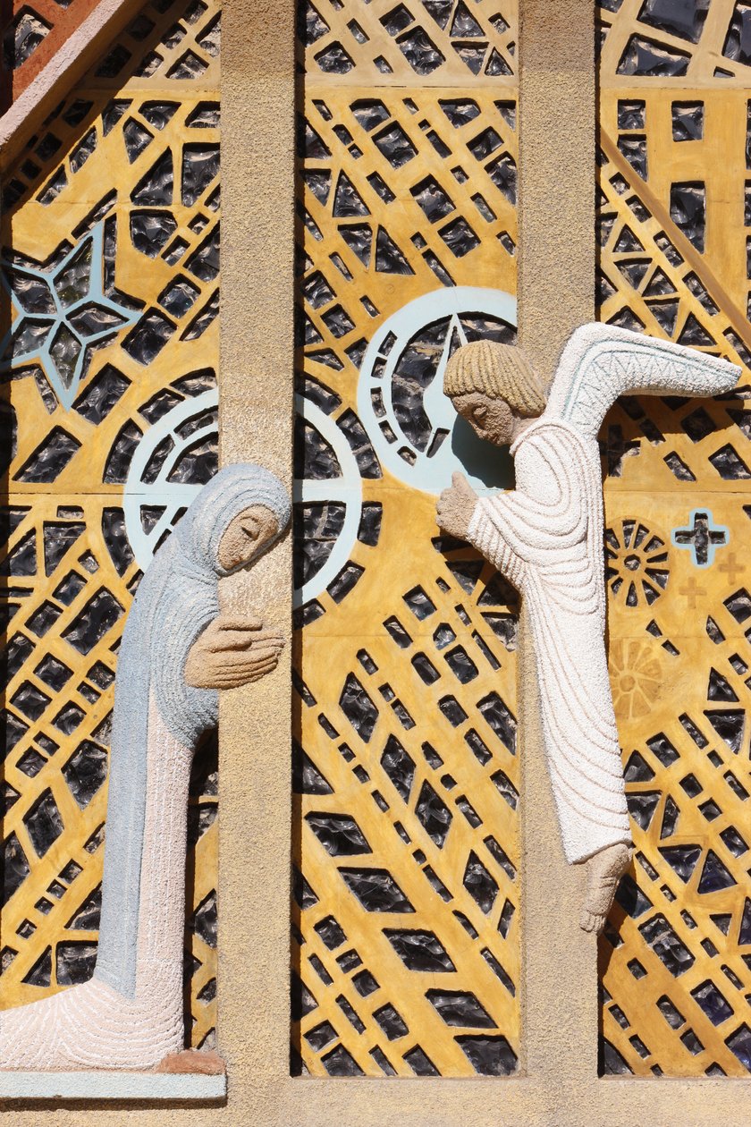 法国Hyeres的Notre-Dame de Consolation教堂的报喜雕塑，由Raymond Vaillant设计。 作者 不明