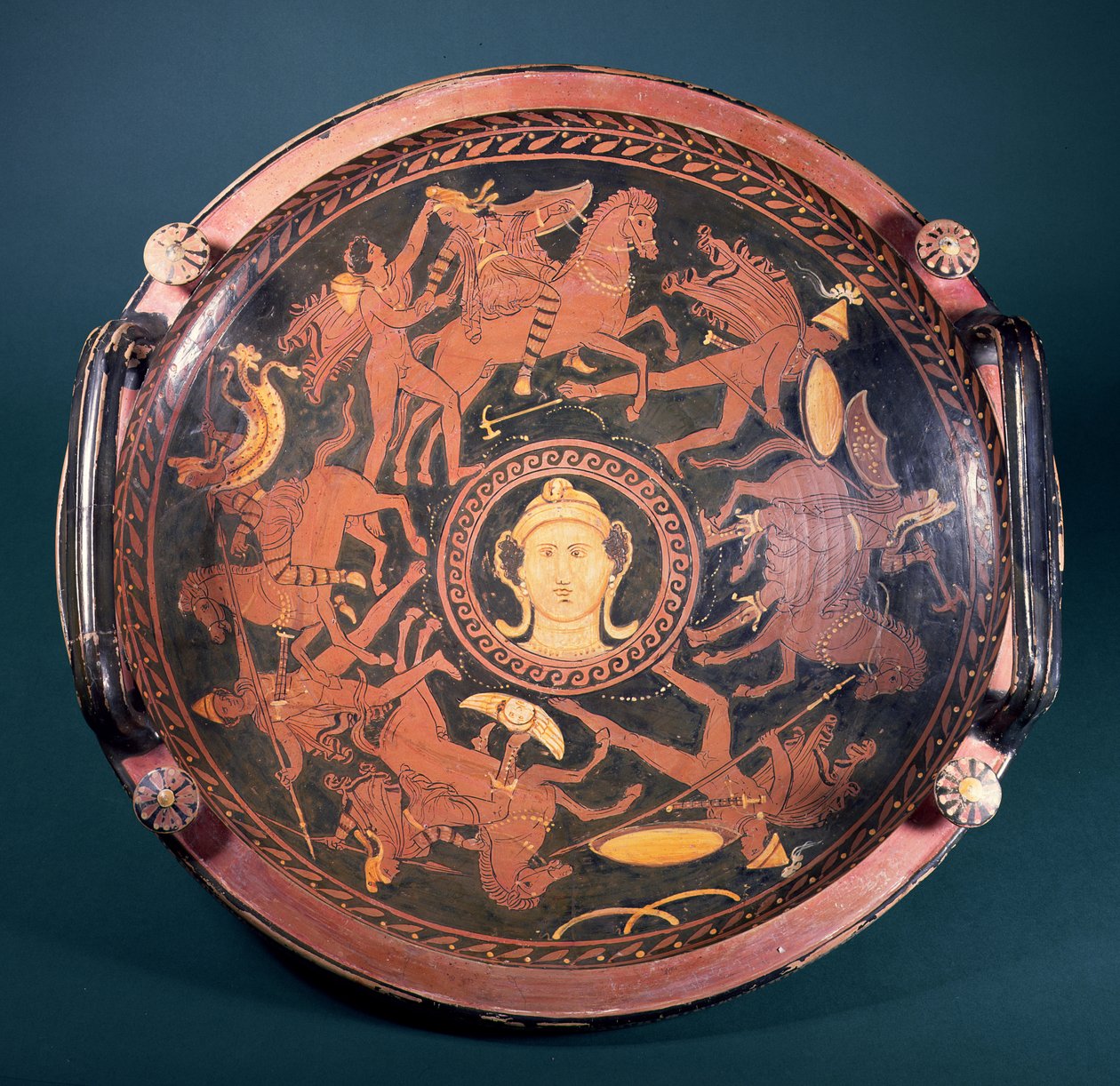 Apulian red-figure patera with scenes of the Greeks fighting the Amazons, Greek, made in southern Italy, 4th century BC, attributed to the Baltimore Painter (pottery) 作者 不明