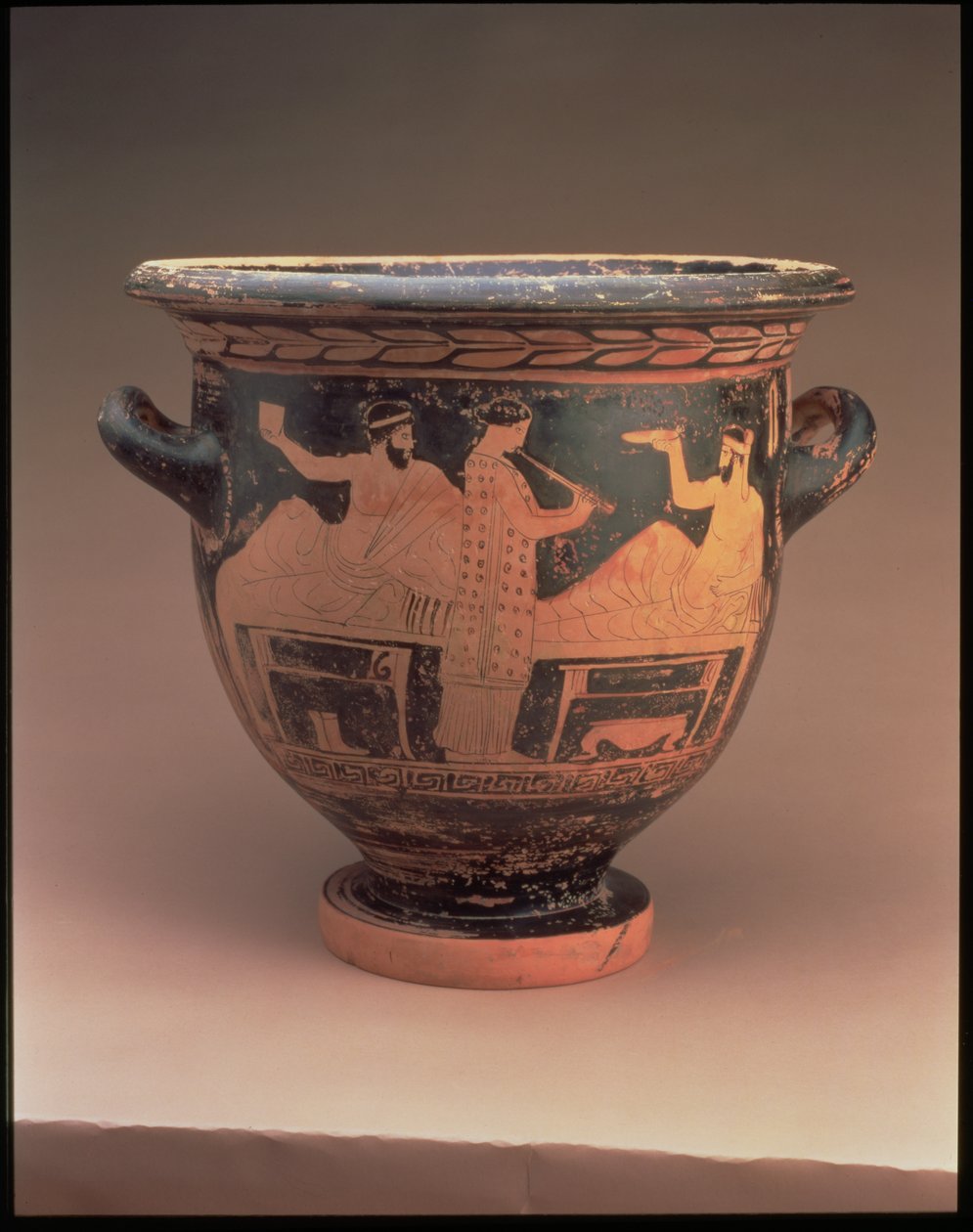 Attic red-figure bell krater decorated with a symposium scene of two reclining figures and a standing flute player, Greek, c.440-430 BC (pottery) 作者 不明