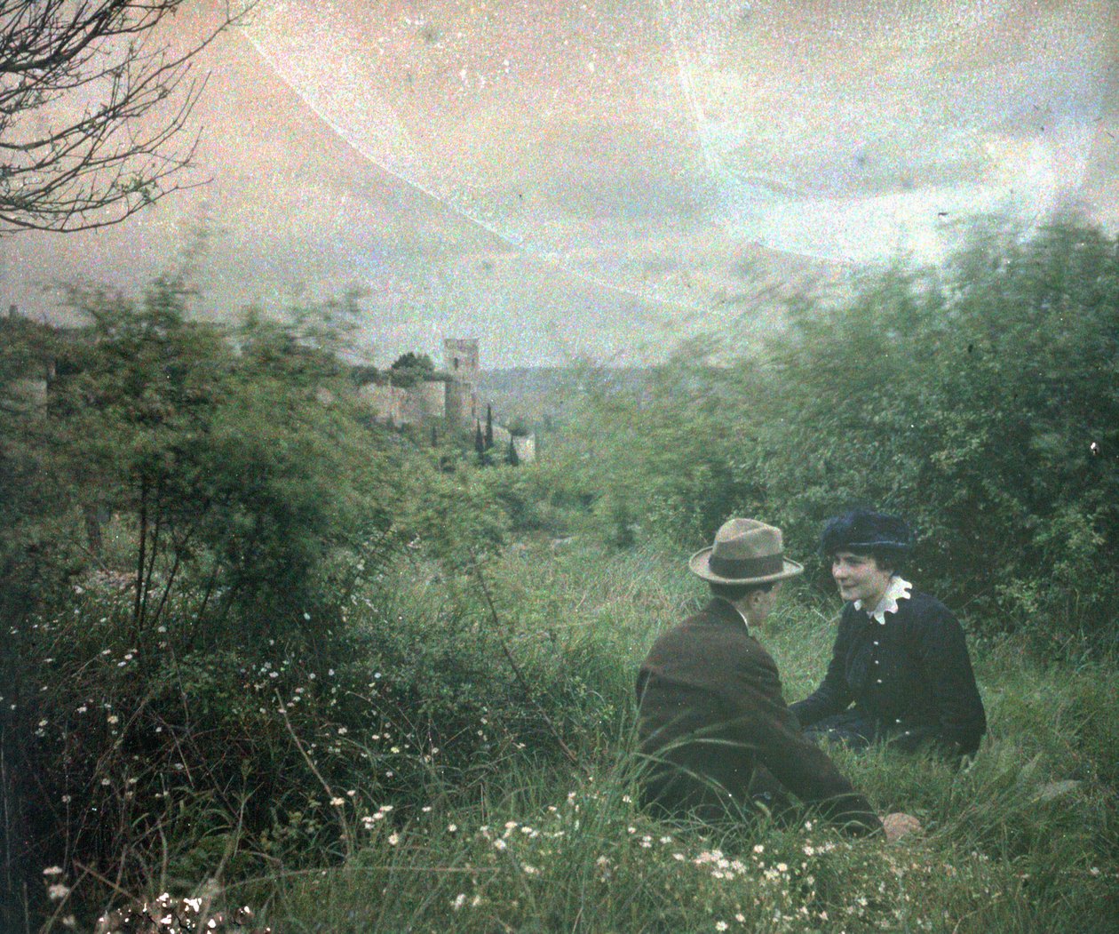 匿名 Autochrome - 图林及其城堡：法国希农城堡附近的一对 C 夫妇 作者 未知艺术家