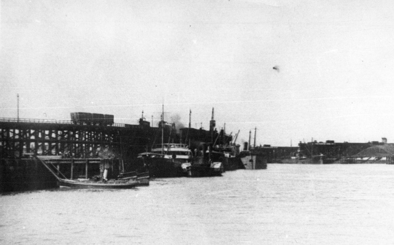 布莱斯港（Blyth Harbour），显示了很多布莱斯·斯泰思（Blyth Staiths）旁边的煤矿，前景中有港口委员会启动 作者 不明