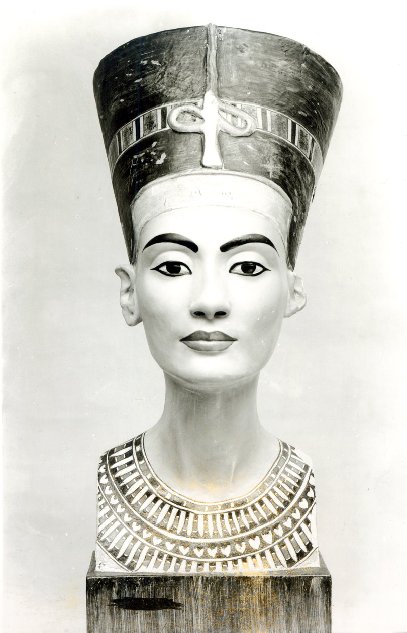 Nefertiti女王半身像，正面，柏林SMPK的Aegyptisches博物馆的半身像副本（彩绘石灰岩）（黑白照片）（另见114018-20）。 作者 不明