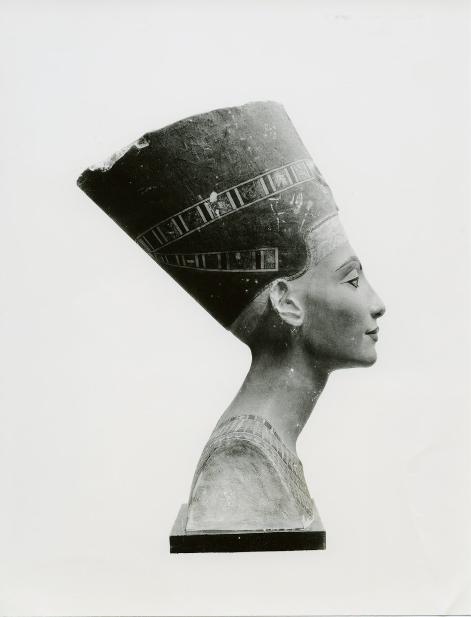 Nefertiti女王半身像，侧视图，柏林SMPK的Aegyptisches博物馆的半身像副本（彩绘石灰岩）（黑白照片）（另见114018-20）。 作者 不明