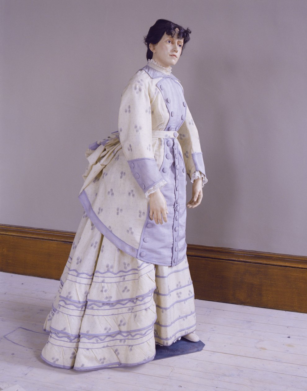 Bustle dress of warp-printed alpaca, c.1872-4 作者 不明