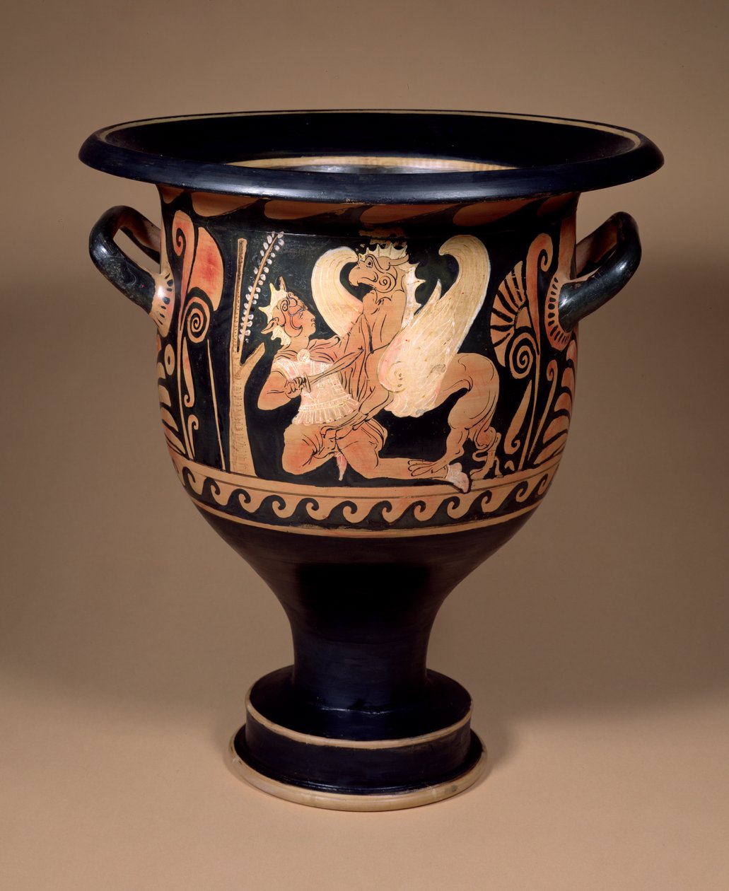 Campanian 红色数字 bell krater 装饰有与大型狮鹫战斗中的 arimasp，公元前 340 年（陶器） 作者 不明