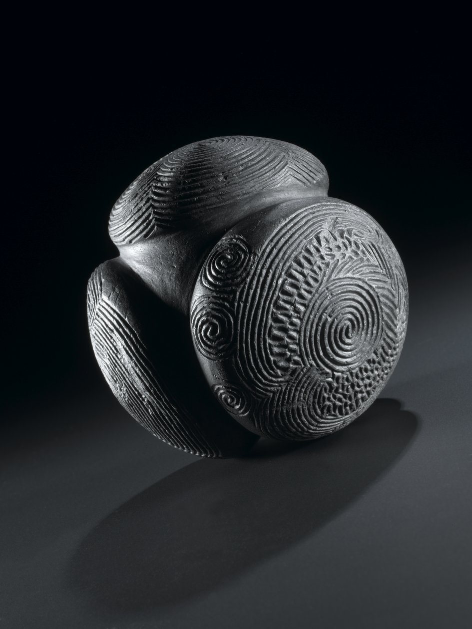 来自公元前3000年新石器时代阿伯丁郡Towie的玻璃山的雕刻球 作者 不明