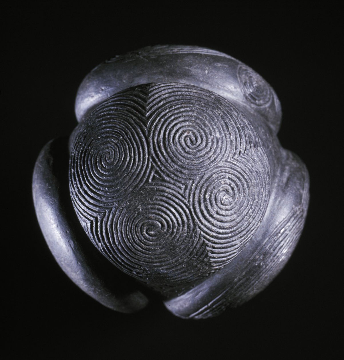 来自公元前3000年新石器时代阿伯丁郡Towie的玻璃山的雕刻球 作者 不明