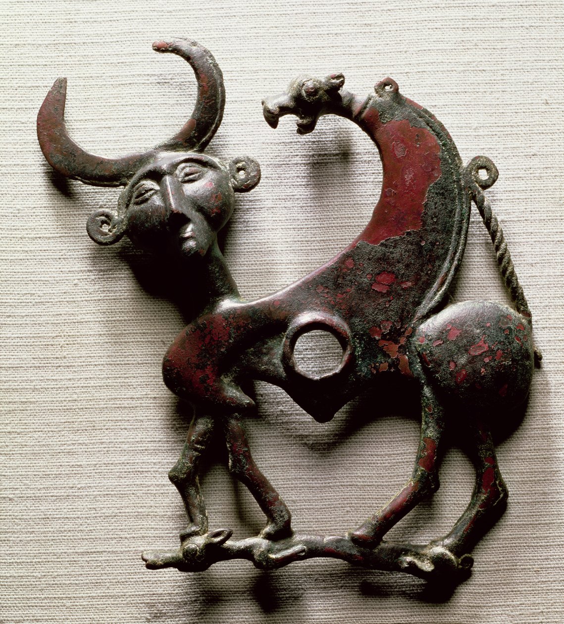 人头野兽形式的马牙颊片，产自伊朗西部卢里斯坦，公元前 800-700 年（青铜） 作者 不明
