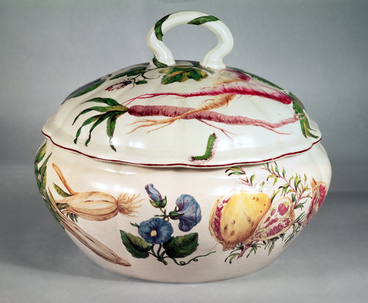 带植物装饰的切尔西汤盛碗，c.1753-57（瓷器）（盖见105489） 作者 不明